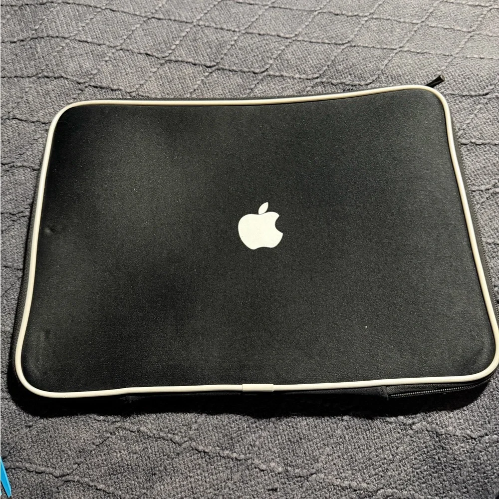 ❣️❄️Apple Tablet Sleeve in Black with White Edges